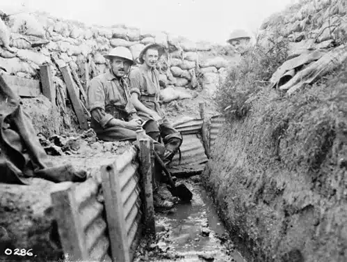 The 22nd (French Canadian) Battalion draining trenches, July 1916 / Le 22e Bataillon (canadien français) draine les tranchées en juillet 1916