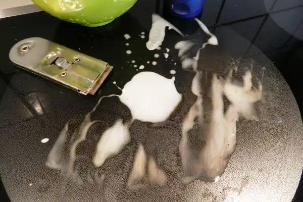 Cleaning the ceramic or glass cooktop