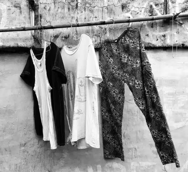 People hang out clothes to dry in the alleys if Kemang. There are nails in the walls, then a string or a bamboo stick is enough to put the clothes to dry. The air is less polluted in these alleys and clothes dry very quickly #streetphotography #jakarta #i